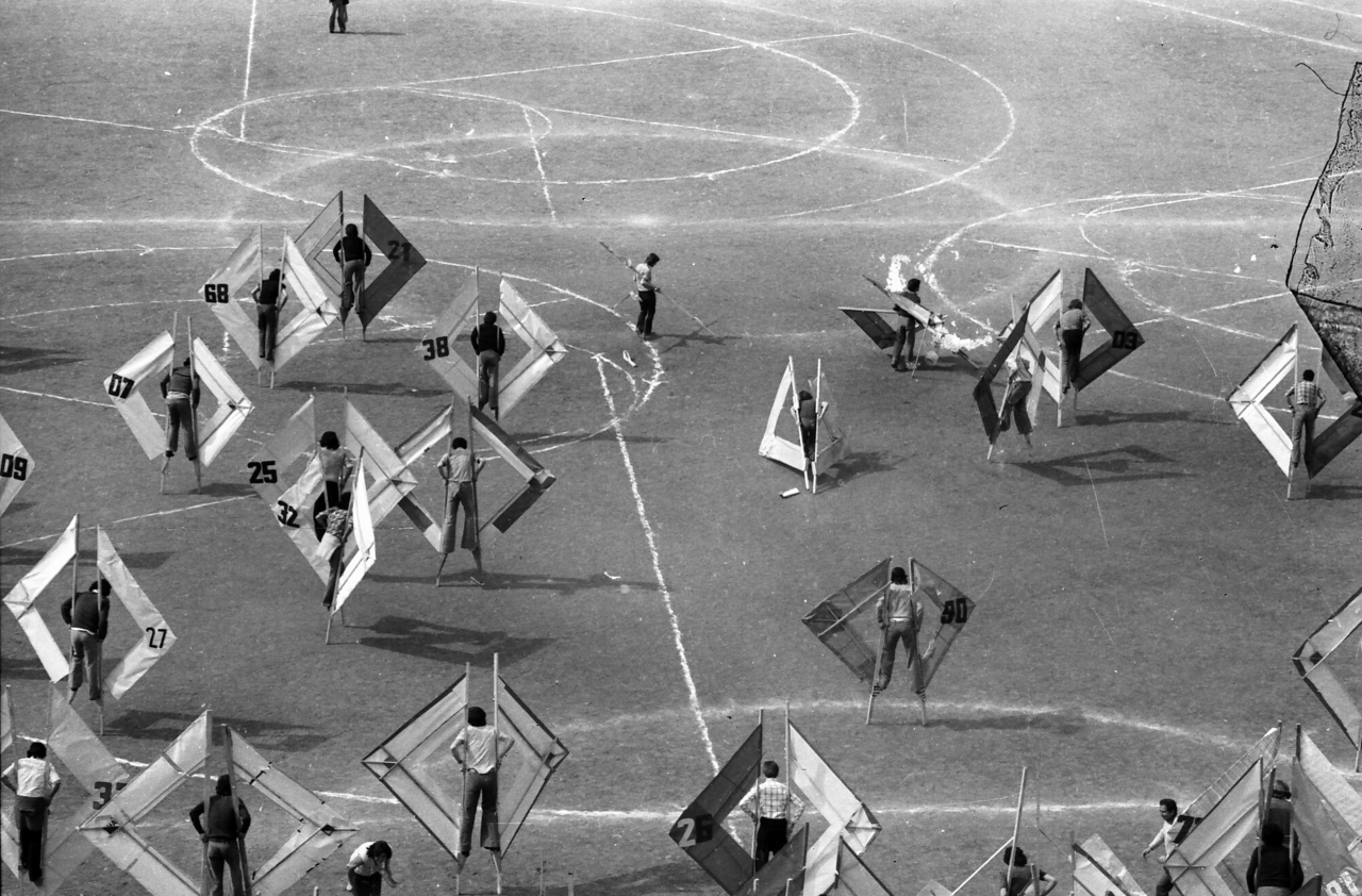 Source : Archivo Histórico José Vial, Cortejo- 50, Tournois organisés dans le cours "cultura del cuerpo », Chili, 1975<br />
Les chercheurs explorant les terrains de la connaissance